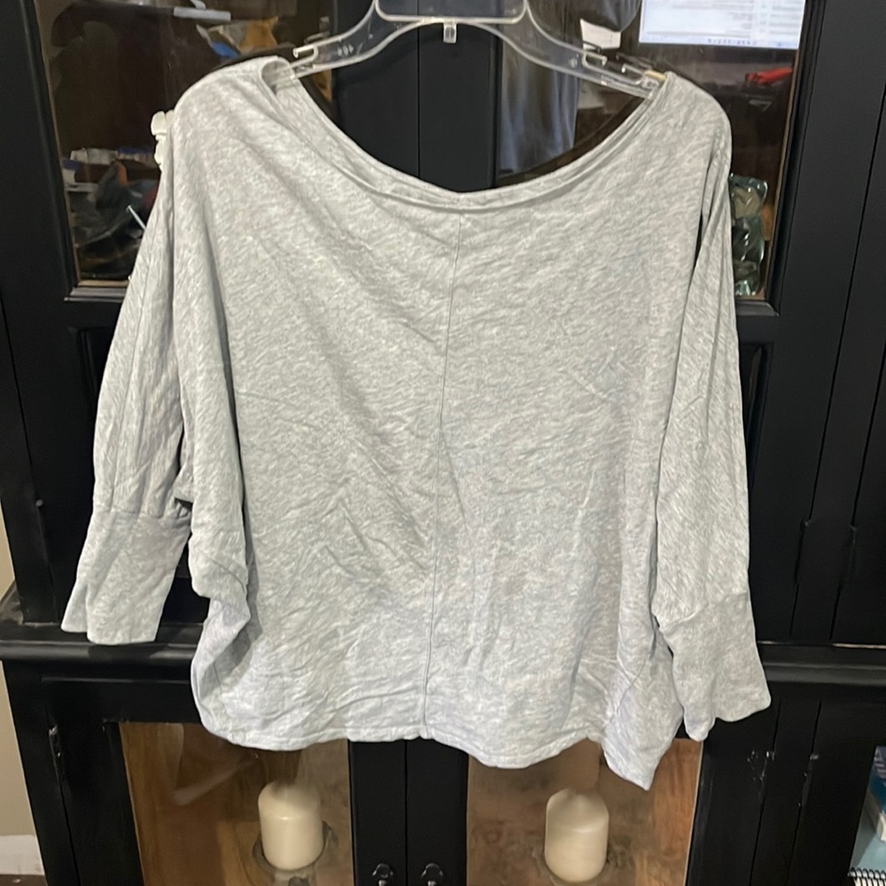 Womens JC Penney three quarter length sleeve bat wing top - large
